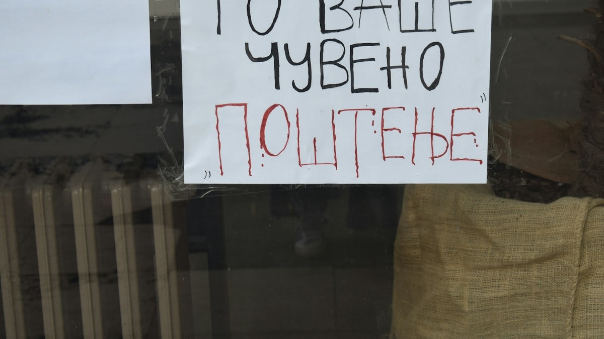 A sign on a glass door that says to baile yybeho to